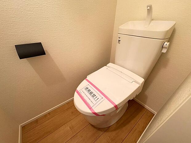 【トイレ】白を基調とし清潔感をデザインしたトイレ空間です。使い心地もしっかり追求した先進のトイレを搭載しております。