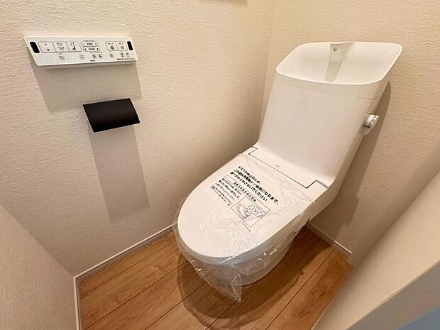 【トイレ】白を基調とし清潔感をデザインしたトイレ空間です。使い心地もしっかり追求した先進のトイレを搭載しております。