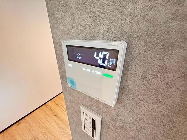 【オートバス】離れた場所からでも浴槽の操作が可能な追い焚き機能付きです。セミオート式になりますので操作も楽々。