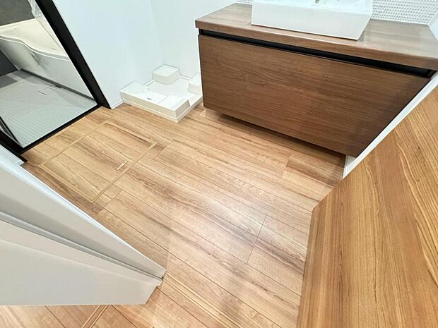 【脱衣場】シンプルなデザインが印象的な脱衣場です。洗濯機、洗面台と日常的に使用するので使い勝手の良い空間に仕上げました。