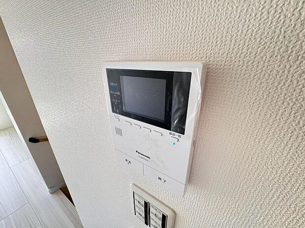 【モニター付きインターホン】ドアを開ける前に訪問者の顔を確認できます。不審者や無用なセールスだった場合に玄関を開ける必要がなく、防犯性を向上してくれます。