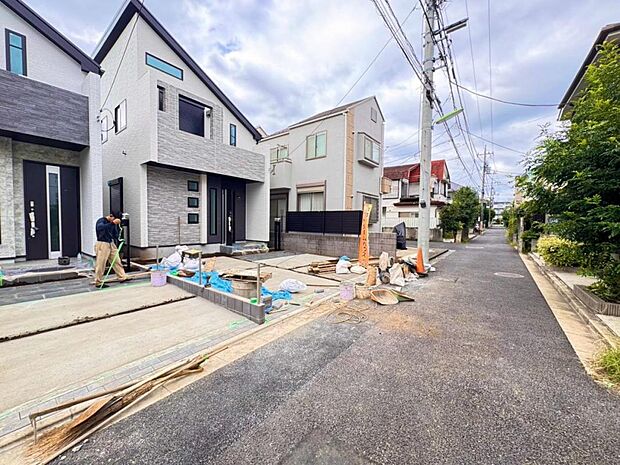 【前面道路】お車の出し入れも便利な前面道路です。歩道もしっかり整備されておりますので、小さなお子様がいらっしゃるファミリー層にも安心です。