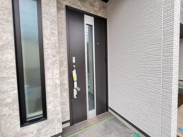 【玄関】お家の第一の顔とも言える「玄関」。清潔感のあるシンプルな空間で大切なお客様をお迎えします。