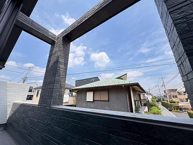 【眺望】圧迫感がなく、見晴らしや陽当りも良好です。閑静で落ち着いた街並みは心に安らぎとゆとりを叶えてくれます。