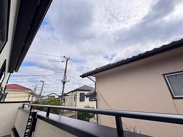 【眺望】圧迫感がなく、見晴らしや陽当りも良好です。閑静で落ち着いた街並みは心に安らぎとゆとりを叶えてくれます。