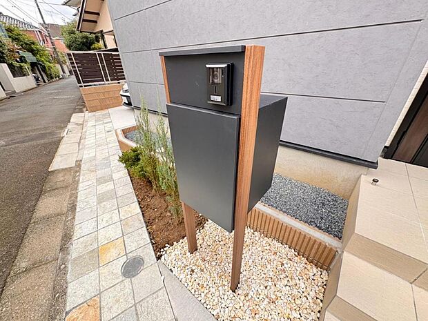【宅配ボックス】大型宅配物もしっかり保管出来る宅配BOXが設置されております。留守中の荷物の受け渡しもスムーズに♪長期不在時もご安心いただけます。