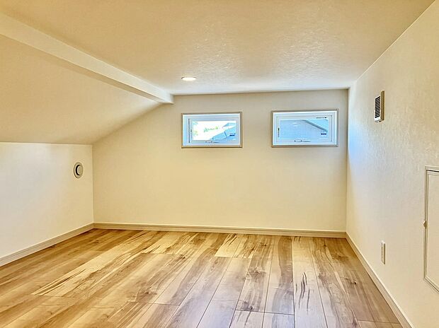 2階から更に上った先にある小屋裏収納。
普段使わない物をストックできるので、居室をいつもスッキリ綺麗に保つことが可能です。固定階段付きで荷物の出し入れもラクラク。子供の秘密基地になりそうな空間です。