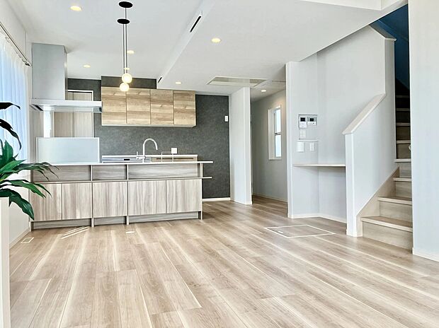 ■ リビング階段 ■
全館空調と相性の良いリビング階段。「リビングが広くおしゃれに見える」「家族のコミュニケーションが増える」といったメリットがあります。