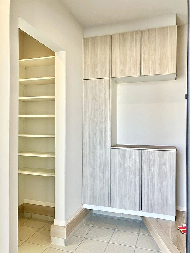 ゴルフバックにベビーカー、雨の日の長靴など、置き場に困る外で使用するものは、土間つづきの収納で汚れも気にせずそのままIN♪