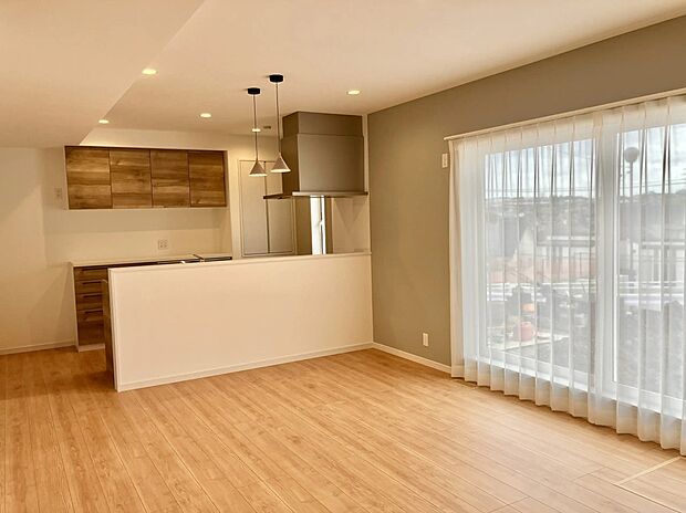 【リビング/３号棟】
大きな窓から光が差し込む明るいリビング。
開放感あふれる空間で、家族の時間をゆったり過ごせます。