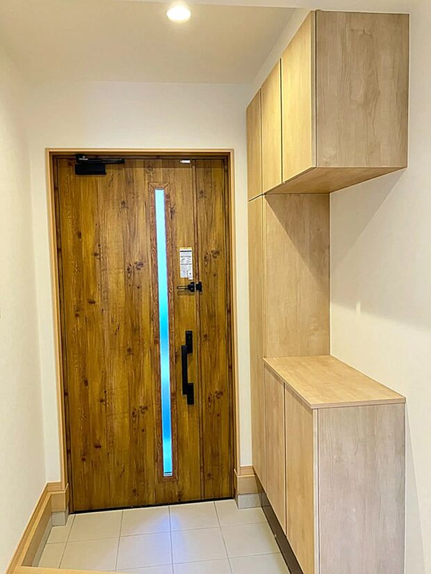 玄関は落ち着いた雰囲気で自然と心安らぐ空間で、収納も完備◎