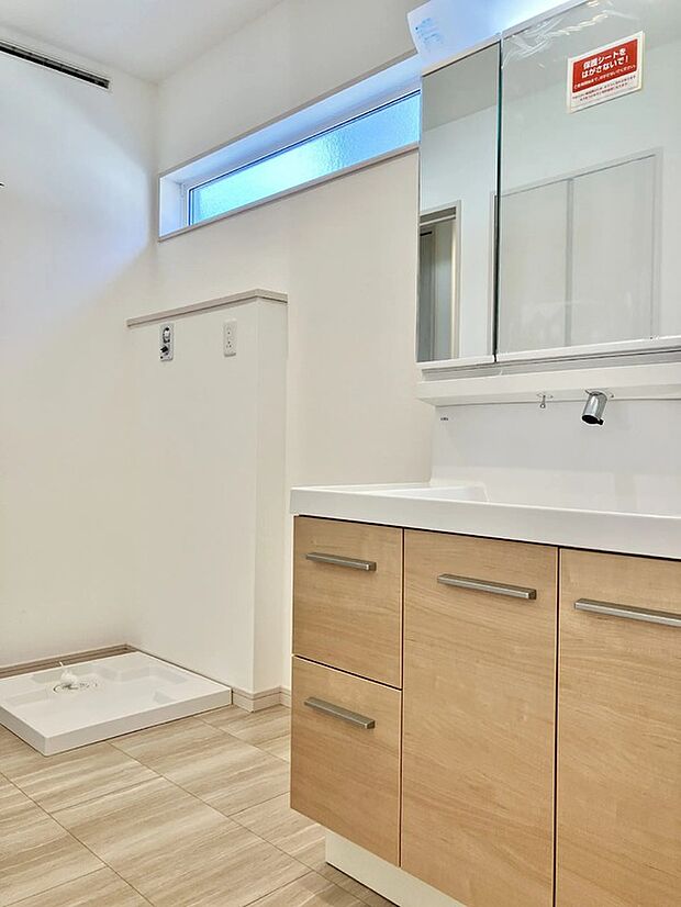 【独立洗面台】「キレイを保てる洗面所」をコンセプトに、水栓周りに水が飛び散らない水栓やつなぎ目などの凹凸がないカウンターで、お掃除の手間がグンと減るのはうれしいポイント。