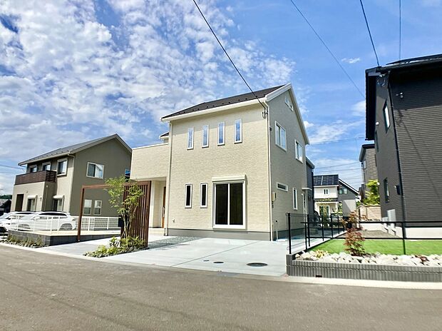 【外観(2)】駐車場は2台収容可能。隣接道路も6mと広いので安心して駐車できます。リビングが近いので買った荷物をダイレクトに移動できるのも魅力の一つ。