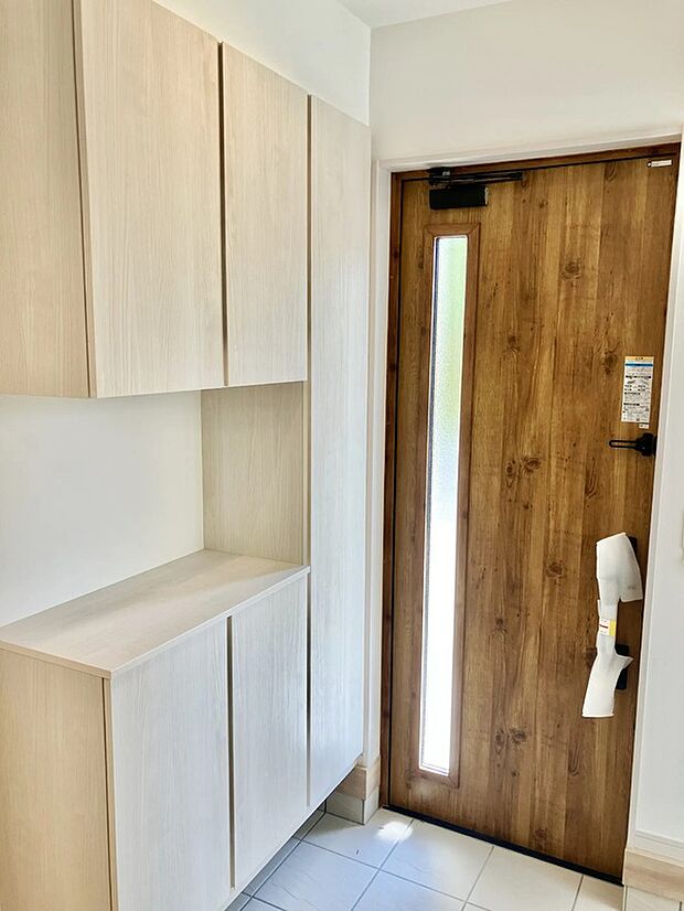 【玄関】断熱性・防犯性の高いドアを採用。スモークガラスから差し込む光が明るい玄関を演出します。