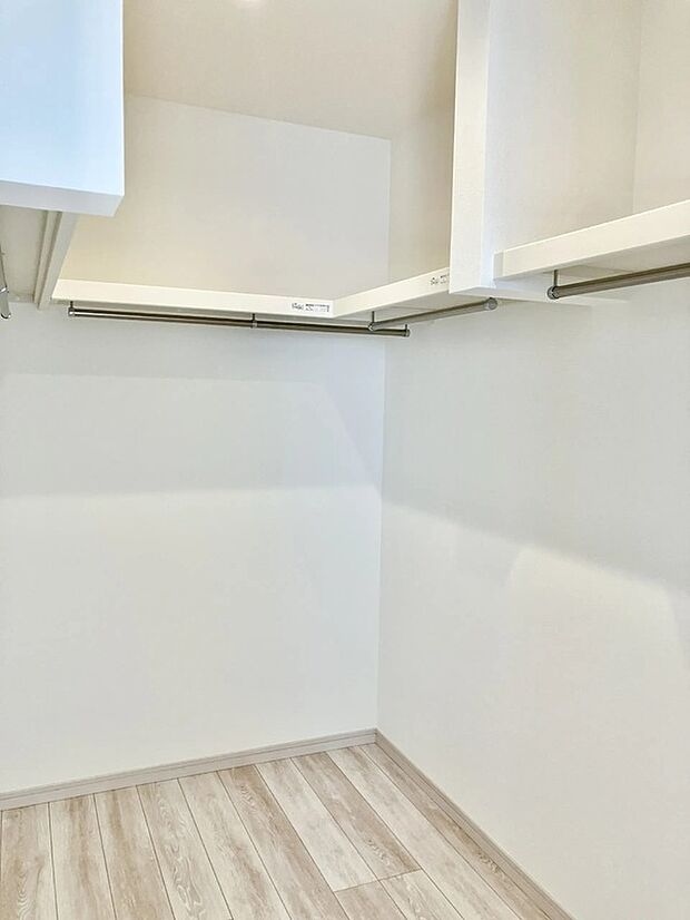 【■ 3号棟 -WIC- ■】お気に入りのワードローブをたっぷり収納できちゃうWIC完備!部屋の収納家具も必要最低限で済むので、部屋を広くスッキリ使えます。