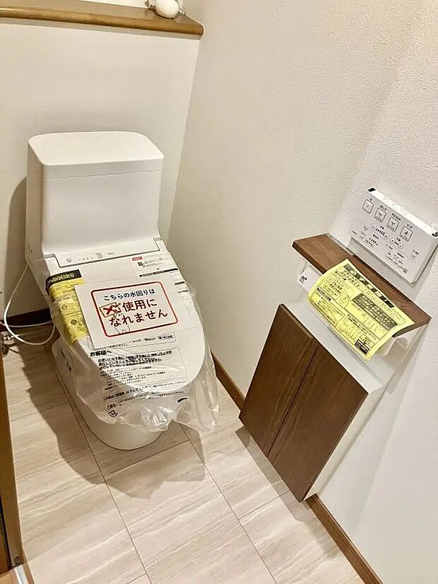 【トイレ】落ち着いた色合いでまとめられた、清潔感のあるトイレスペース。シンプルで使いやすく、毎日快適にお使いいただけます。