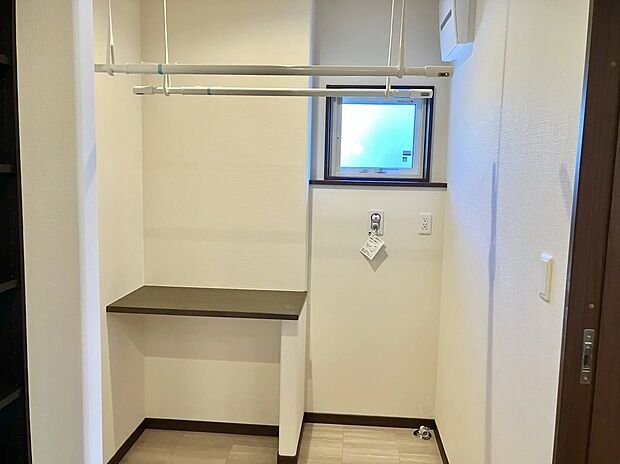 【1号棟ランドリースペース】室内に便利なランドリースペースを設置。天候や時間帯を気にせず洗濯物を干すことができ、毎日の洗濯も快適に行えます。