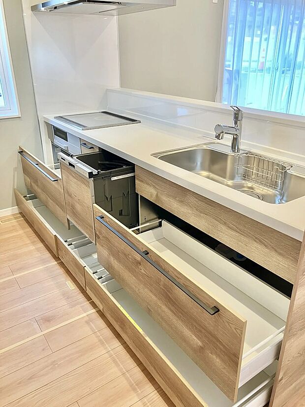 【システムキッチン】収納力抜群！調理器具や食器なども収納しやすい！
見た目もスッキリで、お掃除も楽々！