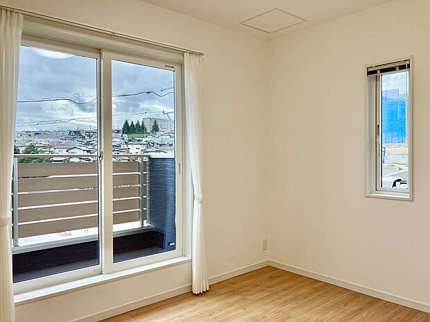 【リビング以外の居室（３号棟）】明るく風通しの良い居室は、毎日の暮らしを快適に彩る空間
家具も配置しやすく使い勝手の良い間取りです◎