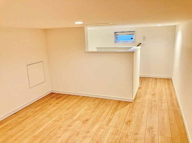 【小屋根裏収納】普段使わない物は小屋裏収納にストック。居室はいつもスッキ
リきれいに保つことが可能です。固定階段付きで荷物の出し入
れもラクラクです♪