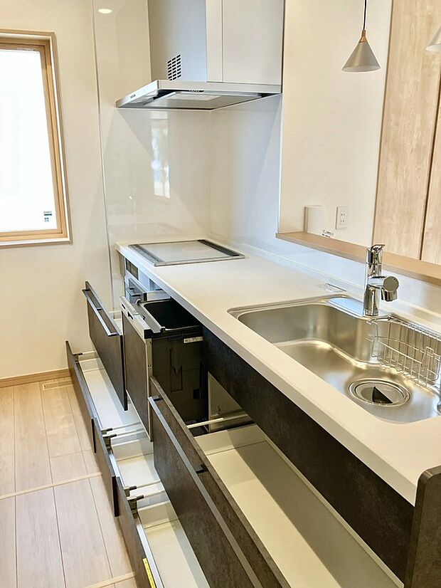 【■ 2号棟 -キッチン- ■】IHコンロ3口、食器洗浄乾燥機も完備。広いシンクは家族が増えても洗い物の心配はありません♪オープンキッチンはリビングにいる家族の顔を見ながら炊事ができるので、自然とコミュニケーションが多くなります。