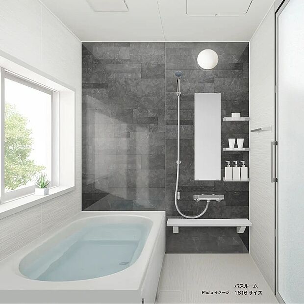 【バスルーム】ゆったりとした浴槽で一日の疲れを癒せるユニットバス。清潔感のあるバスルームは、お手入れもしやすく毎日快適にお使いいただけます。家族みんながくつろげるリラックス空間です。