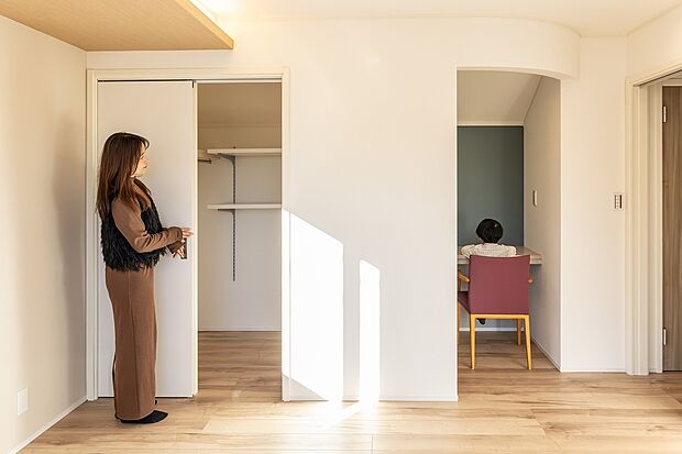 【主寝室】主寝室には書斎スペースも設けられており、テレワークスペースとしても活躍します!