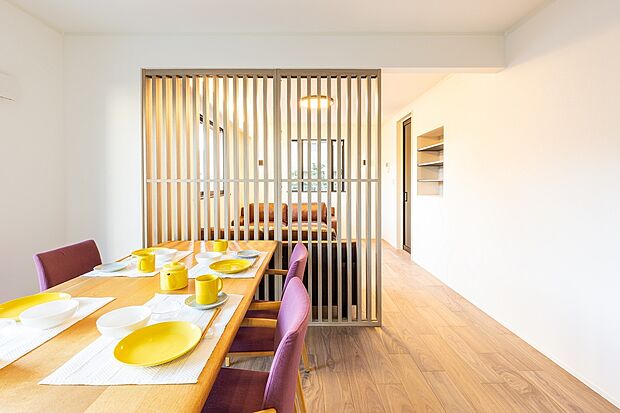 【ダイニングスペース】LDKの引き違い窓には電動シャッターが設けられております!リモコン一つでシャッターの開閉が可能です♪