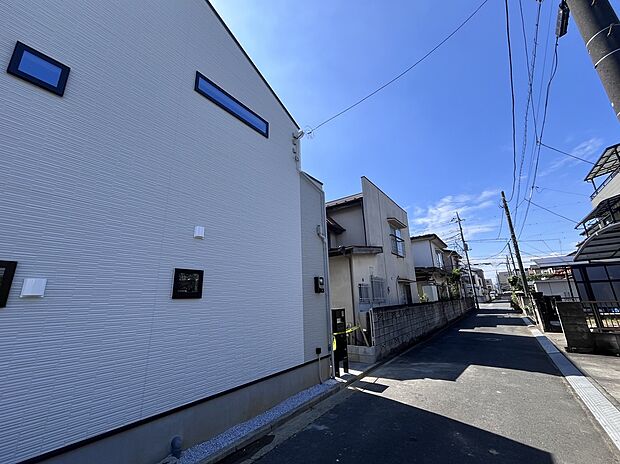 【2面道路となっております！】開放感を感じられる2面道路！車通りの少ない閑静な住宅街に位置しております！