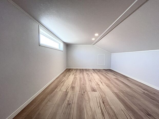 【固定階段で上がる小屋裏収納】7帖の固定階段で上がる小屋裏収納♪季節物の大きなお荷物も持ち運び楽々です！