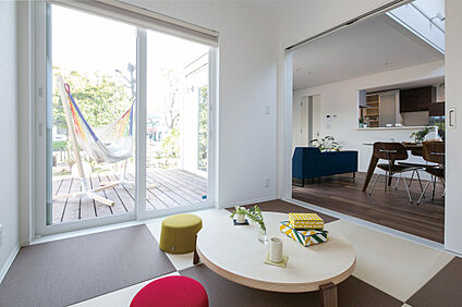 ウッドデッキとつながるリビング