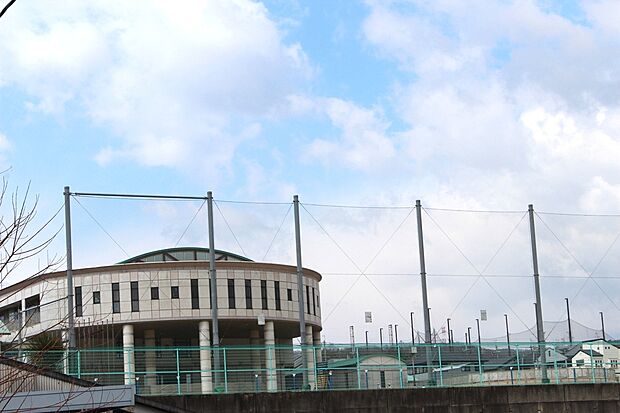 香芝市立旭ヶ丘小学校(約1,300m)