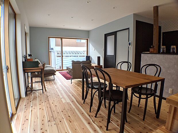 【家族が集まる心地よいLDK】開放感あふれるLDK。大きな窓から光が差し込み、家族が自然と集まる心地よい空間です。
※掲載写真は参考プランのイメージです。