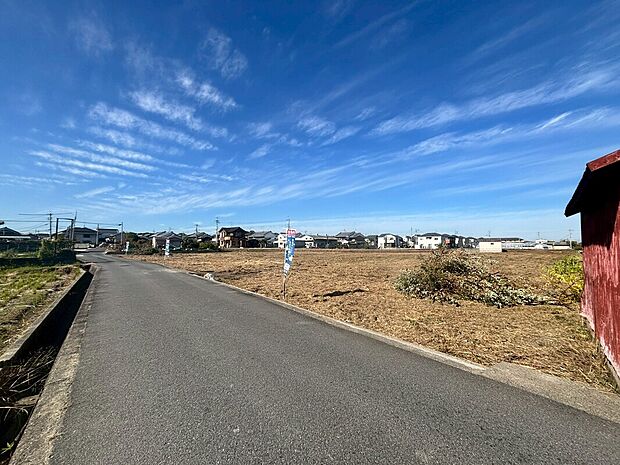 【現地写真(4)】分譲地前面の道路の様子。
周辺は落ち着いた住宅環境で、ゆったりとした暮らしが叶います。