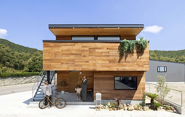 【Sunny Track House 参考外観】庭とつながる開放的な暮らしを楽しめる住まい。
アウトドアリビングや趣味スペースなど、ライフスタイルに合わせた暮らしが実現できます。※掲載写真は参考プランのイメージです。