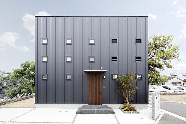 【ZERO-CUBE 回 参考プラン外観】シンプルで洗練されたデザインのZERO-CUBE KAI。ウッドデッキを中心にLDKと和室がつながる開放的な間取りが魅力です。自由度の高いプランで理想の住まいを実現できます。
※掲載写真は参考プランのイメージです。