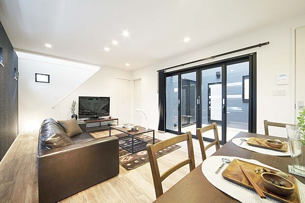 【ZERO-CUBE回 参考画像(ヴィンテージスタイル)】木の質感と落ち着いた色合いが魅力のヴィンテージスタイル。中庭の光を取り込む心地よいリビング空間です。