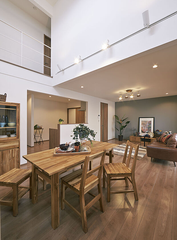 【ZERO-CUBE 参考画像(ナチュラルヴィンテージスタイル】木の温もりを感じるナチュラルヴィンテージスタイル。吹抜けのある開放的なLDKで、家族がゆったりとくつろげる心地よい住空間です。