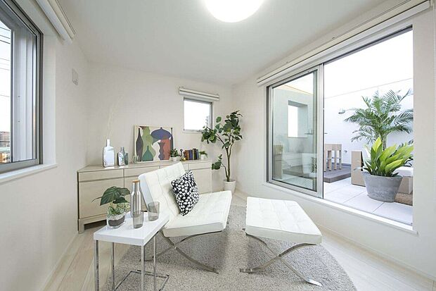 【外とつながる開放的LDK参考画像（PENTHOUSE）】大きな窓から屋上バルコニーへとつながる開放的なLDK。自然光がたっぷり差し込み、室内にいながら外の心地よさを感じられる空間です。