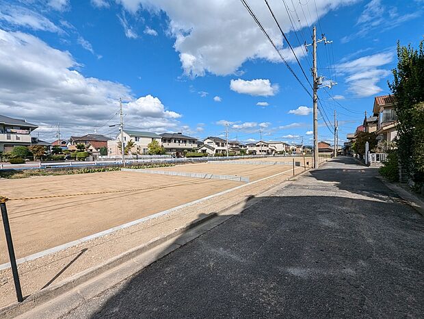 【現地土地写真(2)】前面道路が広く、駐車や車の出入りもスムーズ。子育て世帯にも安心の住環境です。