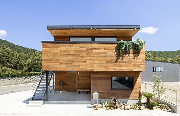 【Sunny Track House 参考プラン】ウッドの質感と開放的なバルコニーが魅力の「Sunny Track House」。外からの視線をほどよく遮りながら、外とつながる心地よい空間を楽しめます。バルコニーはくつろぎのリビングのように使え、家族や友人との時間をより豊かに演出。チェアやグリーンを配置すれば、カフェのような心地よい空間に。日常に開放感と遊び心をプラスし、暮らしの楽しみ方が広がる住まいです。BBQやリラックスタイムなど、多彩なシーンで活躍します。