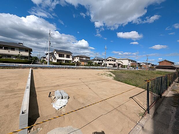 【現地土地写真(4)】開けた配置で風通し良好。角地風の配置も可能で、プライバシーと開放感を両立できます。