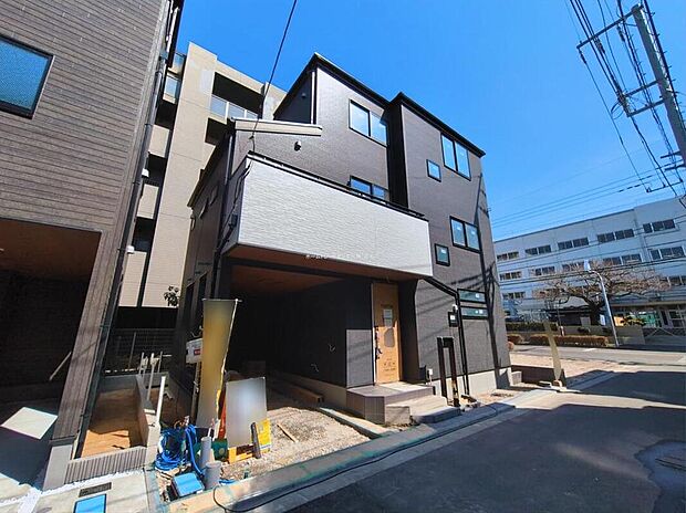 ≪内覧以外にも資金計画やライフプランに寄り添ったご提案をいたします♪≫
日々の快適さと家事ラクが叶う仕様設備☆不在時の受取も便利な宅配ボックス付き・陽当たりとプライバシーを考えた2階リビング！