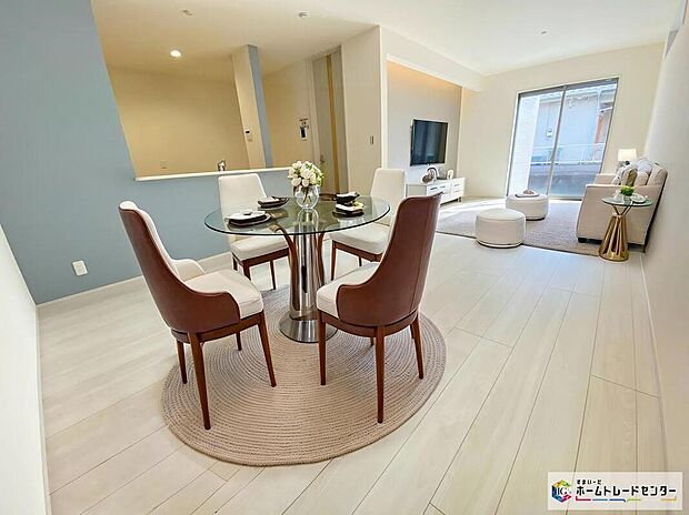 ≪Living room≫
ホームパーティに招きたくなる自慢の広々LDK。伸びやかな子育てや、にぎやかなふれあいの日々を楽しんでください♪
※家具をCGで加工しており、家具付き販売ではございません。