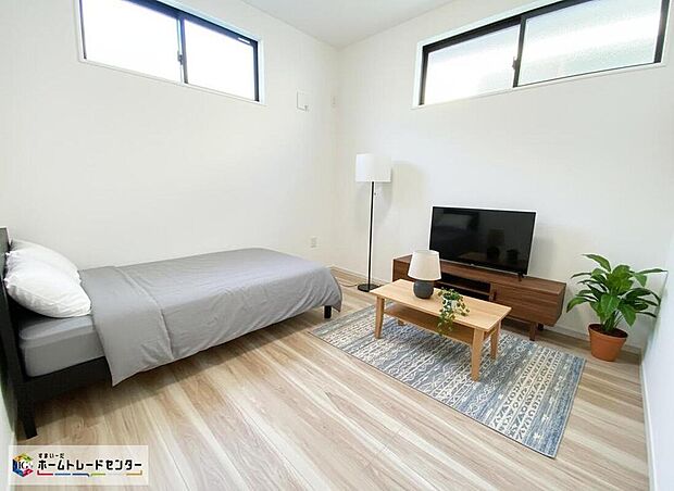 ≪Room≫
窓から光が差し込む室内♪
日の光で照らされた明るいお部屋はいつでも居心地のいいリラックスできる空間をお届けします!
※家具をCGで加工しており、家具付き販売ではございません。