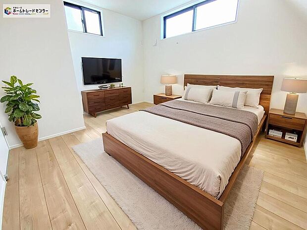 ≪Room≫
窓から光が差し込む室内！日の光で照らされた明るいお部屋は、いつでも居心地のいいリラックスできる空間をお届けします！
※家具をCGで加工しています。家具付き販売ではございません。