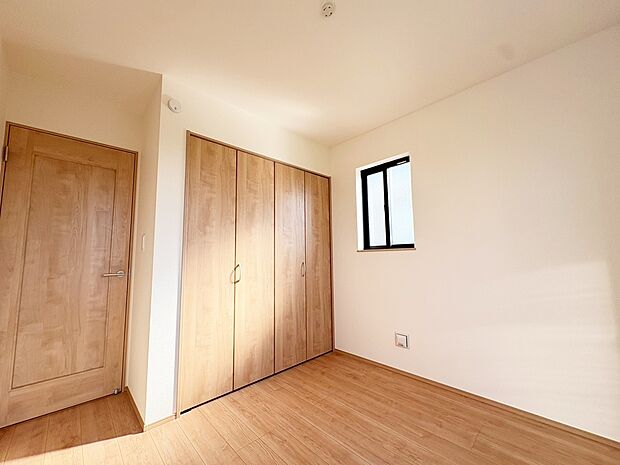 【リビング以外の居室】使い勝手の良い収納を豊富に設置しました。居住スペースを確保でき、ゆとりある空間でゆったりとお寛ぎください!