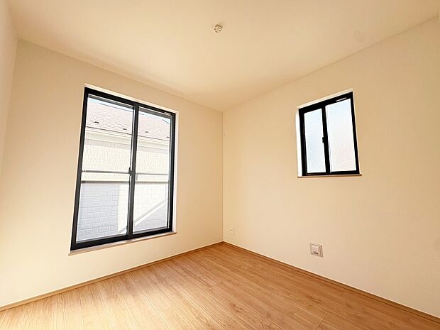 【リビング以外の居室】2面採光の明るい洋室。お仕事部屋にしたり、お子様部屋にしたり、使いやすいお部屋になっています♪