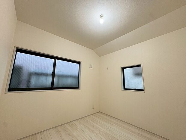 【リビング以外の居室】2面採光の明るい洋室。お仕事部屋にしたり、お子様部屋にしたり、使いやすいお部屋になっています♪