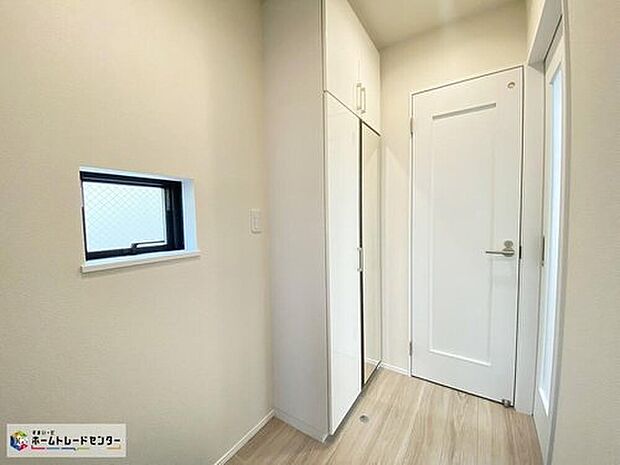 【玄関】開放感のある玄関ホール。
お家を出る前に玄関ミラーで最終チェックをすることができます♪